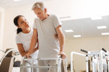 Konsantre adam desteğinde yaslanmış