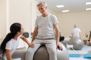 Olgun adam aşağı doğru bakan gülümseyen memnun