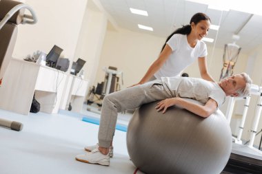 Olumlu memnun yabancı antrenör onu hasta yardım