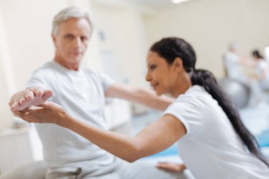 Ciddi emekli yayında elele