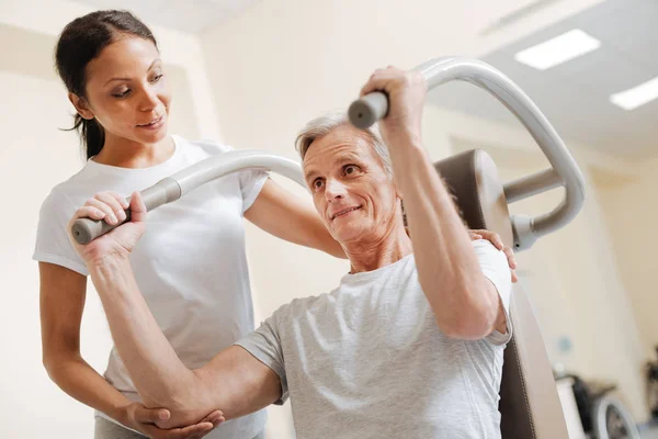 Imagen de bajo ángulo del hombre sano que entrena sus brazos —  Fotos de Stock