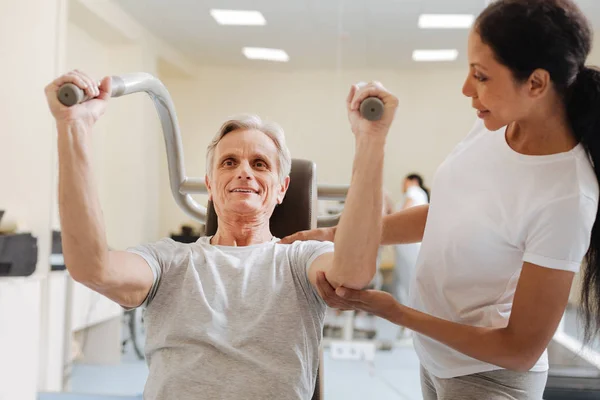 Positiv erfreute männliche Person auf dem Weg zu seinem Ziel — Stockfoto