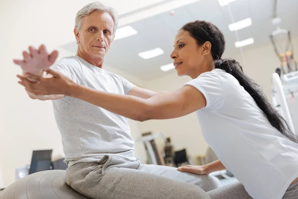 Attente mannelijke persoon kijken naar zijn hand — Stockfoto