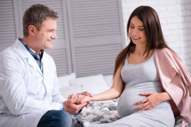 Olumlu memnun doktor onun ziyaretçi incelenmesi