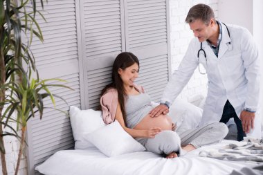 Esmer kadın duygu mutluluk gülümseyen