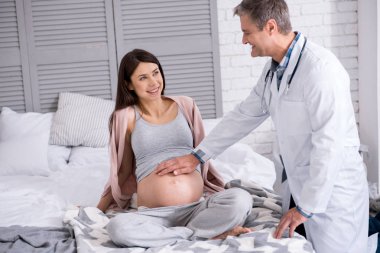 Olumlu mutlu hamilelik onun doktor arıyorum