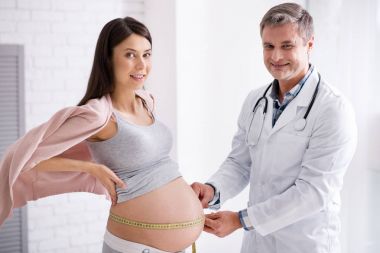 Onun bebek carpma ölçme memnun esmer