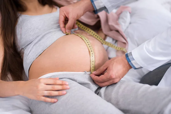 Primo piano della pancia femminile che tiene il bambino dentro — Foto Stock