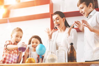 Korkmuş kadın onun öğrenci bakarken ellerini yükselterek