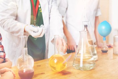 Kadar renkli sıvı şişe masanın üzerinde duran kapatın