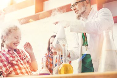 İlginç ders ziyaret ederken çok mutlu öğrenciler