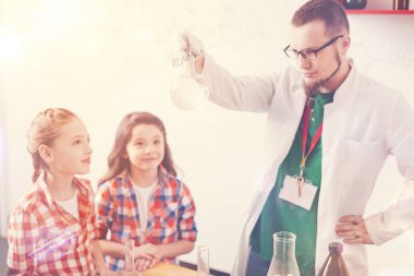 Ciddi sakallı adam işlemi denetleme