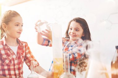 Reaktif dökülen gizemli güzel kız