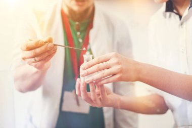 Erkek ellerini o tutmak kapatmak cam şişe