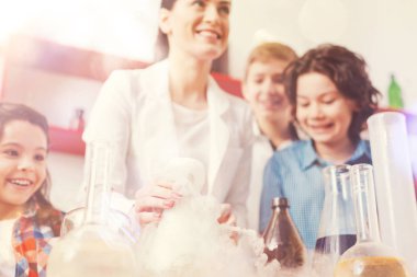 Göz bebekleri farklı reaktifler gösterilen olumlu memnun öğretmen