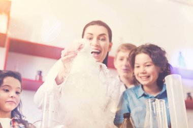 Komik kadın deney yaparken pozitif ifade