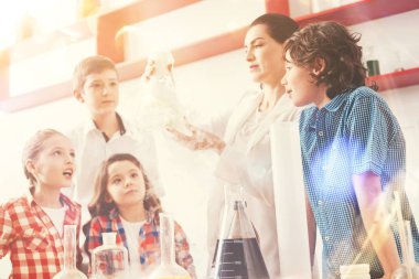 Arkaya hatırlayarak dikkatli çocuk