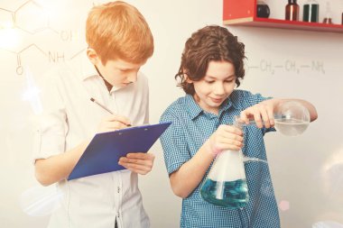 Ciddi sarışın genç notlar