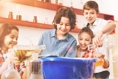 Sıvı Havzası içine dökülen olumlu memnun öğrenciler