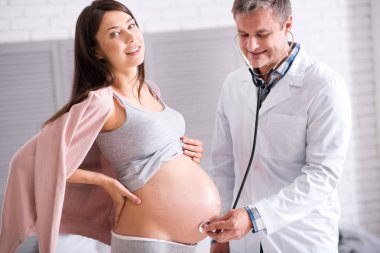 Büyüleyici kadın kişi ile çarpmak poz