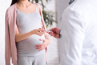 Hamile kadın doktoru karşısında o ayakta yakın çekim