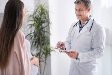 Şaşırtıcı gebelik karnı kucaklayan