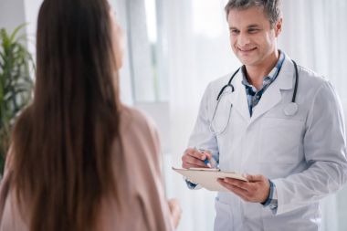 Çekici doktor hamile onun hasta ziyaret