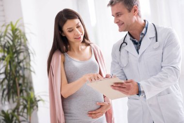 Olumlu memnun Doktor hastasına seyir