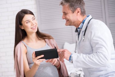 gülümseyen doktor hastası için konuşuyor