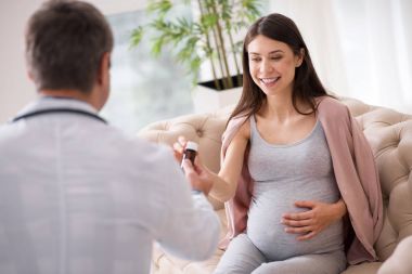 Onu dost gösterilen olumlu memnun esmer Gülümse