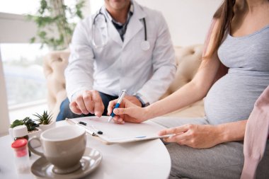 Belgelerin imzalanması endişeli genç anne