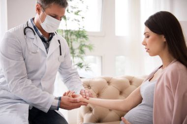 Kendine güvenen erkek kişi müvekkilinin nabzını kontrol