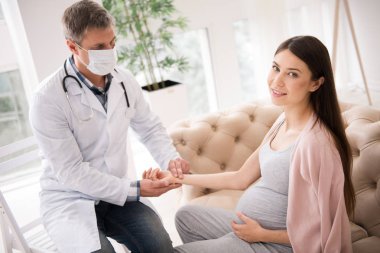 Özenli gri saçlı erkek kişi Doktor olarak çalışma