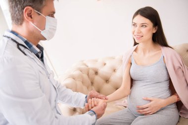 Mutlu genç kadın göbeğine dokunmak