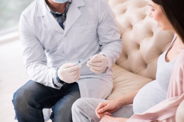 Kendine güvenen doktor onun ziyaretçi danışmanlık