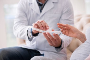 Profesyonel doktor konteyner kullanmak nasıl gösteren