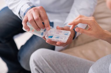 Sinir bozucu kadın seçerek gerekli tablet