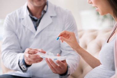 Gerekli tablet alarak gebelik gülümseyen