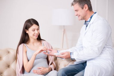 Esmer kadın doktoruyla gülümseyen pozitif memnun