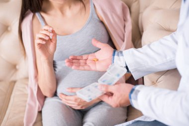 Erkek el veren o turuncu vitamini yakın çekim