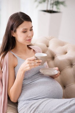 Konsantre kız bebeği hakkında düşünme