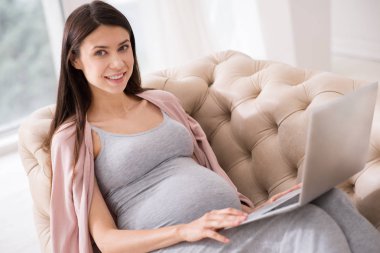 Olumlu erkek onu laptop ile çalışma