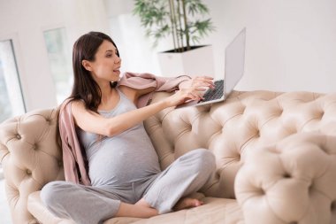 Olumlu memnun esmer onu laptop kullanma