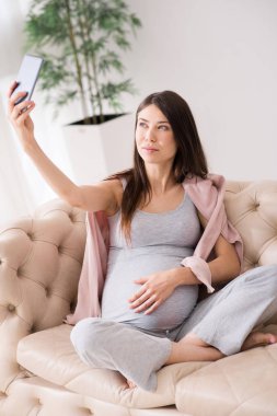 Ciddi kadın manken gibi poz