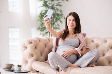 Çekici esmer büyük karnı kucaklayan