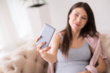 Odaklı resmi için telefon o kadın elinde olmak