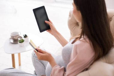 Özenli kadın onun tablet vasıl arıyor