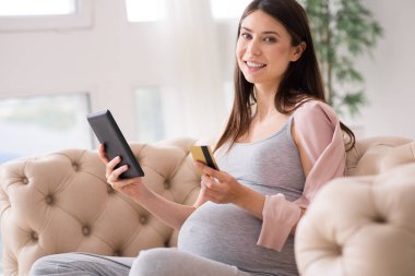 Kameraya poz ise olumlu memnun esmer