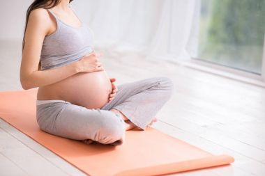 Karnı kucaklayan rahat genç kadın