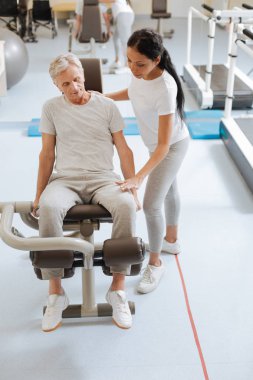 Özenli adam onun eğitmeni dinleme